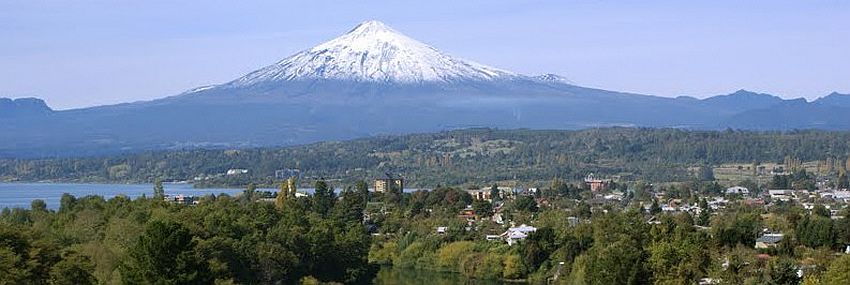 vista sobre la ciudad de Villarrica hacia el Volcán